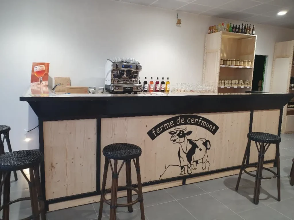 le comptoir et le bistro de du magasin de la ferme Montcerf à maroille dans le nord, ou l'on peut déguster les spécialité de la maison dans une ambiance conviviale, bières, café et fromage