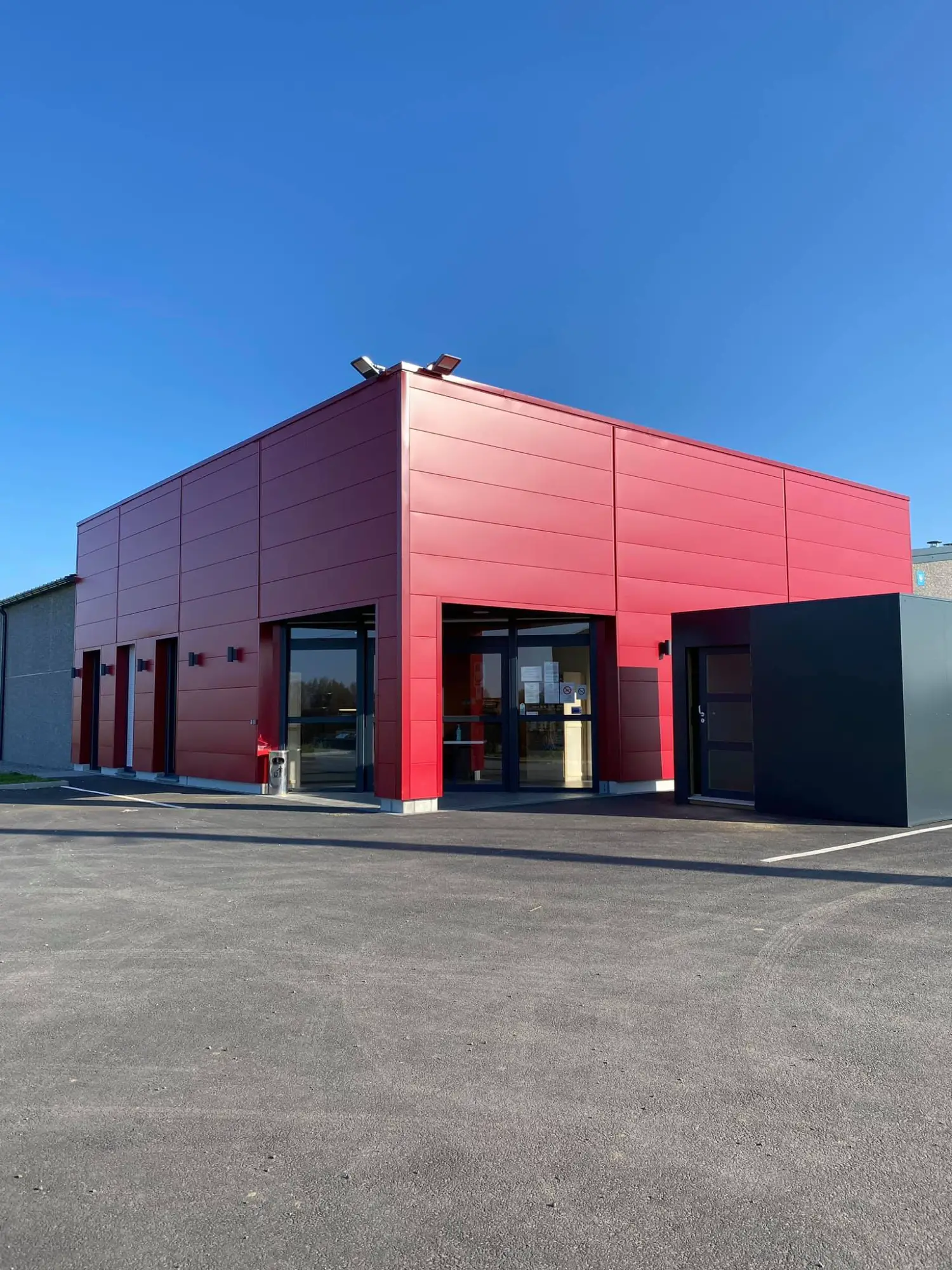 l'entreprise Montcerf à maroilles dans ces magnifique locaux moderne à la belle devanture rouge et grise