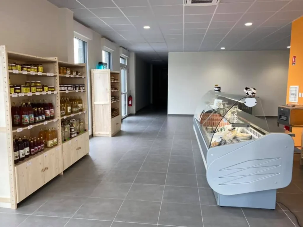intérieur de la boutique de la ferme de cerfmont